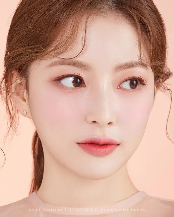 OLENS-焦糖棕隱形眼鏡-提亮深色瞳孔效果對比-適合淺髮色穿搭