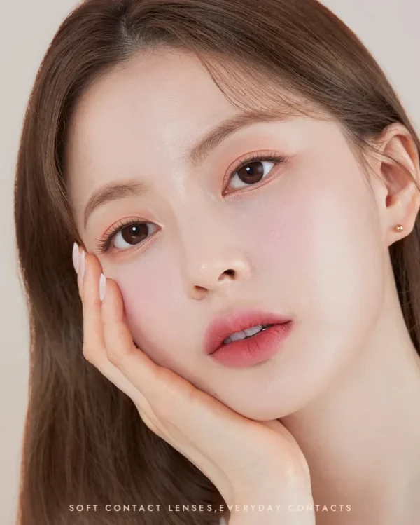 Olens-Misty-Romantic-Choco-模特兒配戴示意圖-清純校園妝容搭配