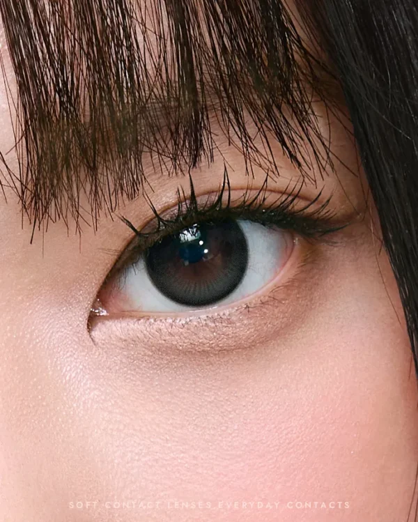 OLENS Rain Black 韓國亮眼水光黑實戴效果，展現 G.DIA 13.5mm 打造的深邃玻璃珠感大眼。