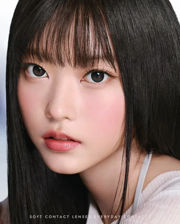 OLENS Rain Black 搭配精緻韓系妝容示意圖，展現靈動且具備高度深邃感的水潤大眼效果。