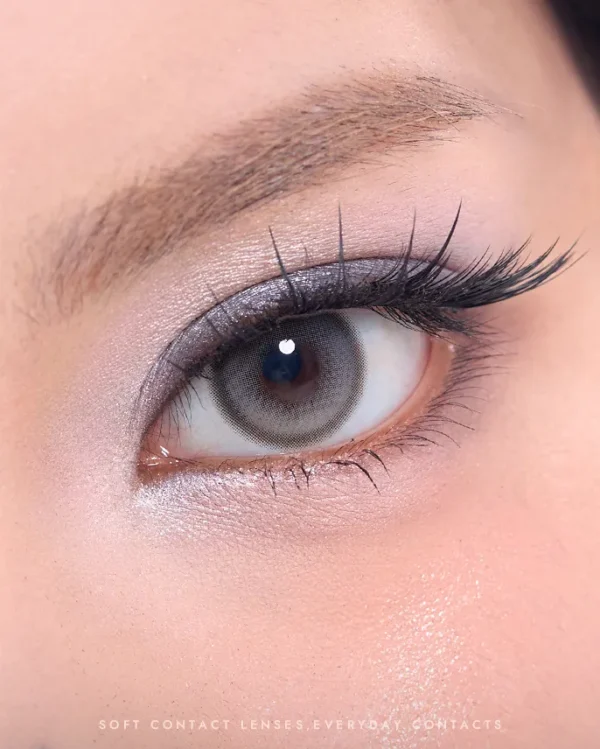 OLENS Muse 系列 Shine Gray 實戴效果：自然小直徑 13.0mm 完美修飾瞳色，呈現精緻混血感