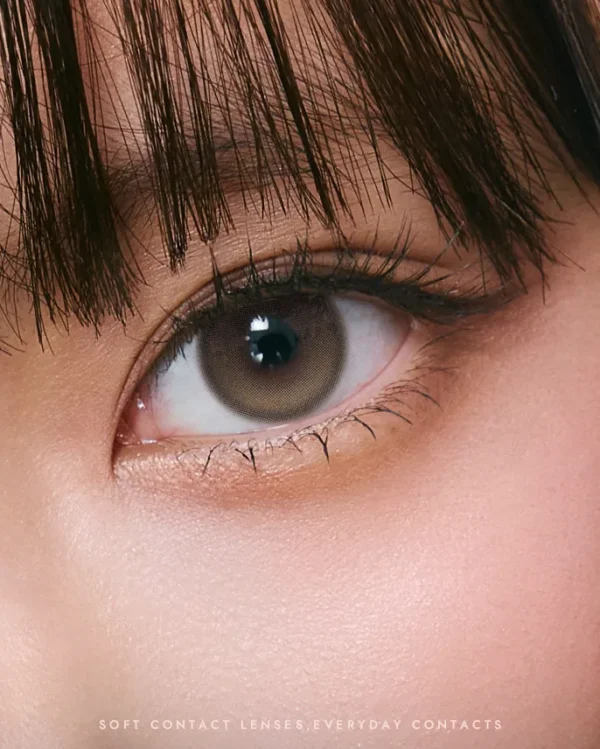 配戴 OLENS Muse Shine Brown 後的眼部近觀:呈現混血感十足的璀璨眼神,宛如眼中自帶星光。