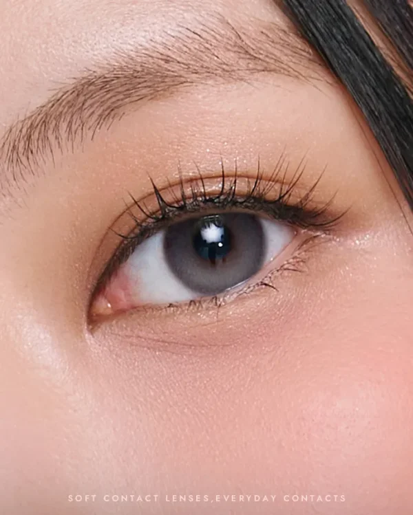 OLENS Muse Shine Gray 實戴效果：13.3mm 著色直徑完美修飾瞳色，營造宛如天生的韓系混血深邃眼神。